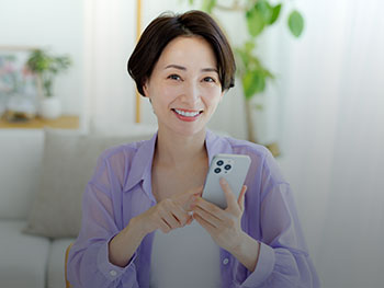 スマホで終活について知る女性