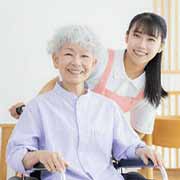 介護する介護士のお姉さん