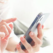 スマホを操作する手