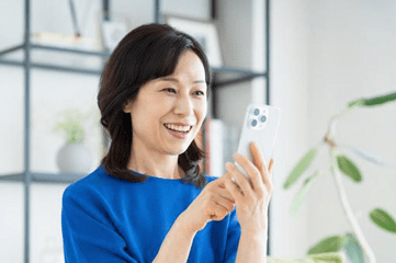 スマホを操作するシニア